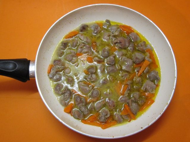 Куриные желудочки в сметане