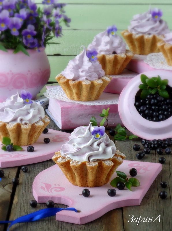 Корзиночки с черничным кердом и безе