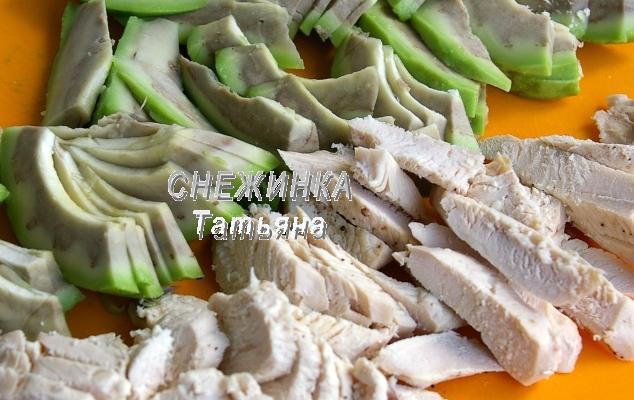 Салат с авокадо, курицей, сельдереем и грейпфрутом