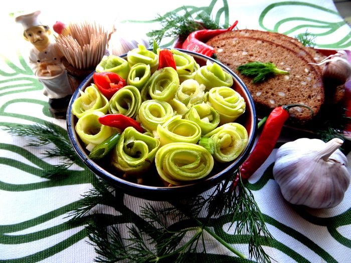 Маринованные роллы из молодых кабачков