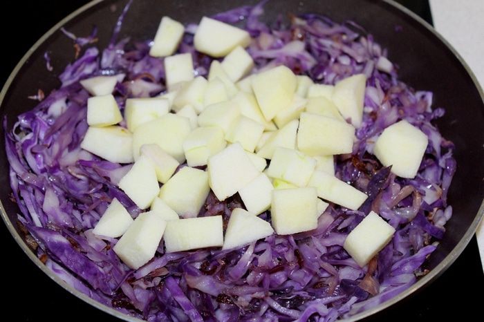 Свинина с красной капустой и яблоками