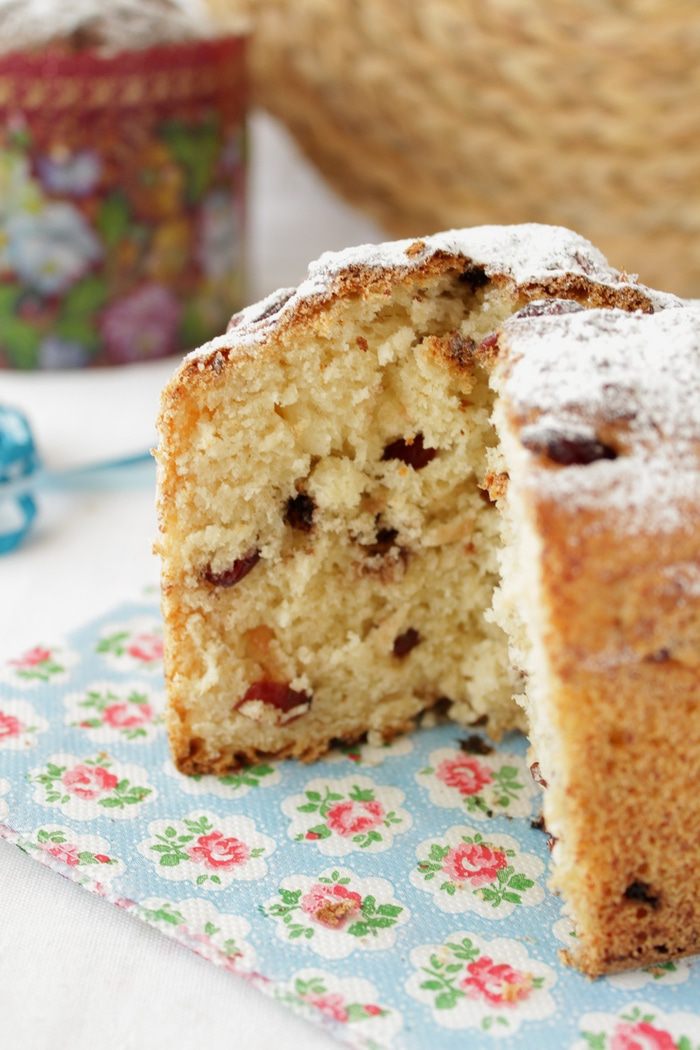 Кулич творожный с вяленой клюквой