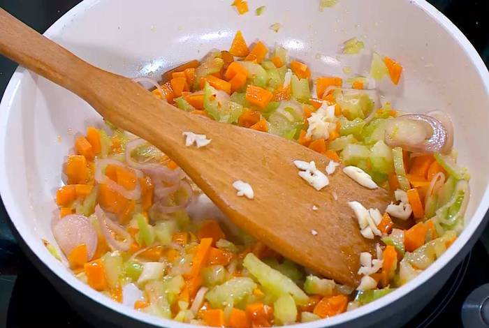 Мильфей с рыбой, авокадо и жареными овощами 
