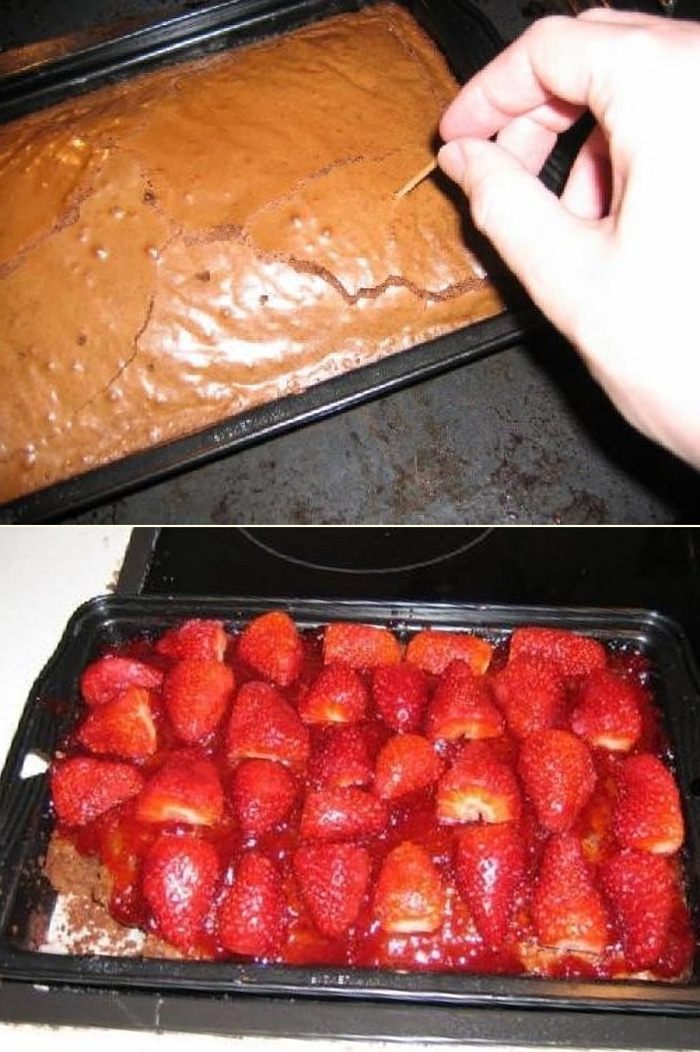 Шоколадные пирожные с клубникой в желе 