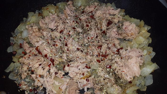 Цветная паста с тунцом в сливочном соусе