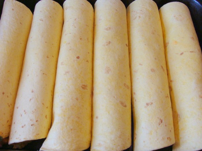 Мексиканские лепешки с фасолью, сыром и острым соусом