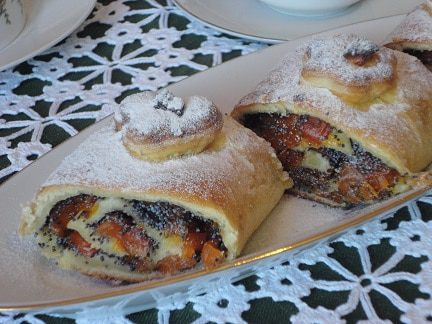 Рулет с курагой и маком