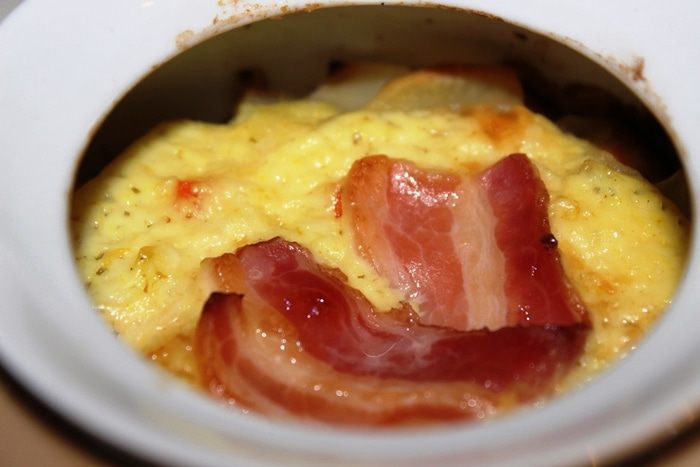 Жаркое с семгой и беконом в горшочке