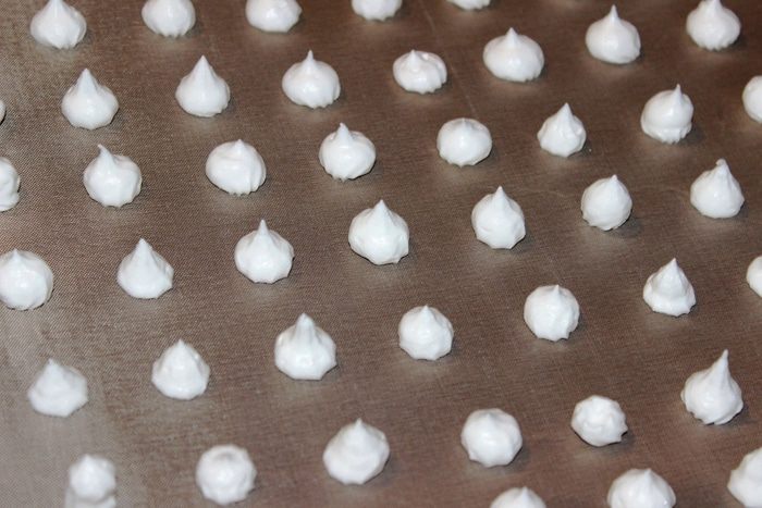 Шоколадно-ананасовый десерт с меренгами