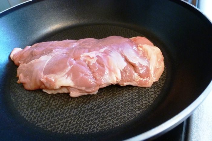 Утиная грудка Medium Rare с вялеными сливами и карамелизированным луком
