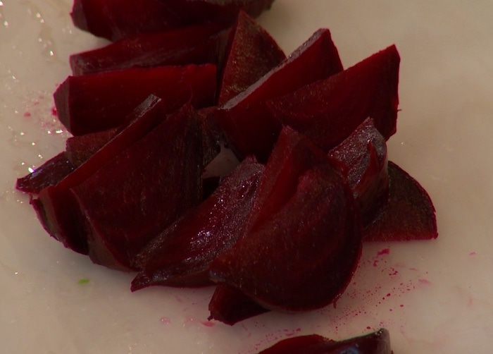 Свежий салат с грейпфрутом, свеклой и руколой   