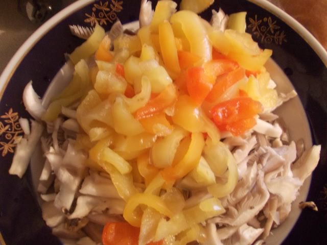 Филе морского окуня в шубке из грибов, сыра и сладкого перца