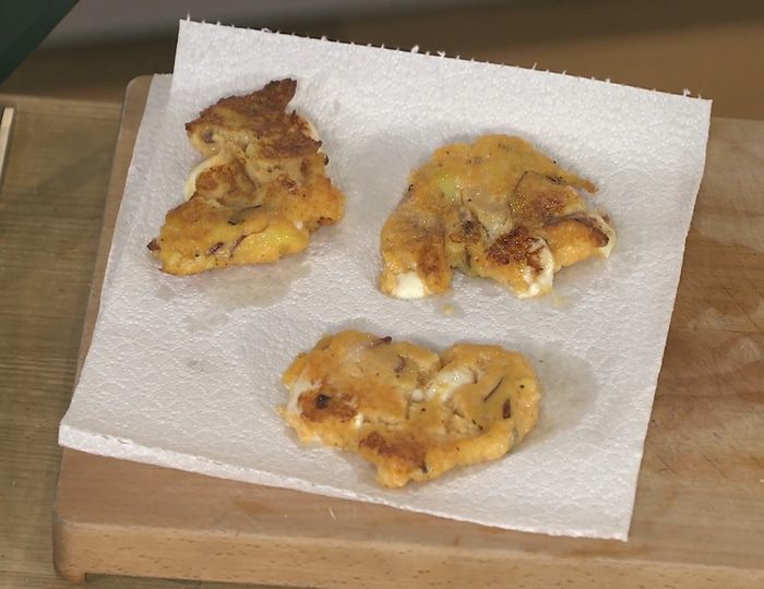 Картофельные оладьи и запеченный перец с сосисками 