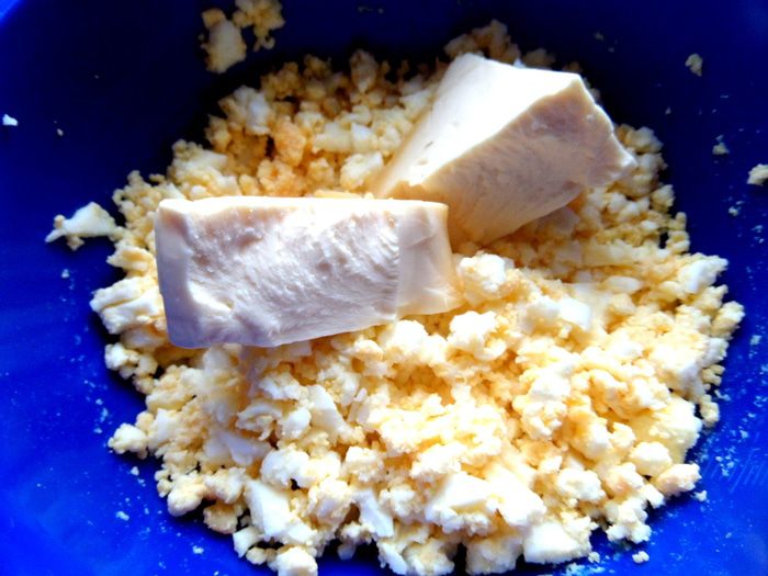 Дрожжевые блины с луково-сырной начинкой