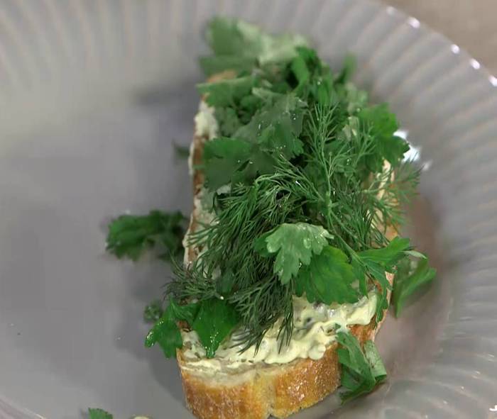 Сэндвич с рыбными пальчиками и тартаром 