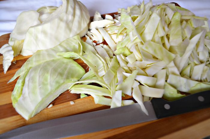 Закусочный блинный пирог с грибами и капустой