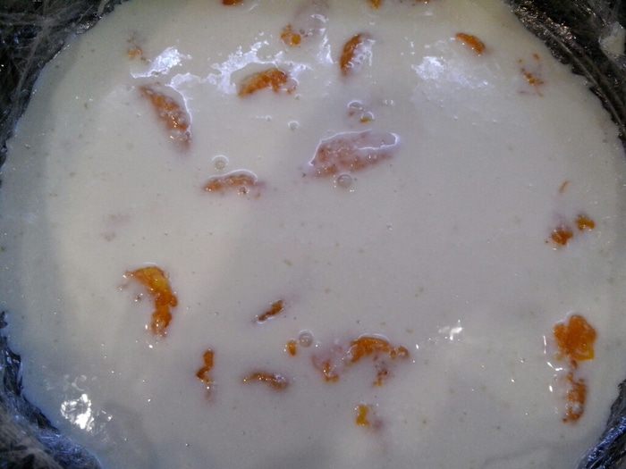 Творожный торт с фруктами, изюмом и орехами