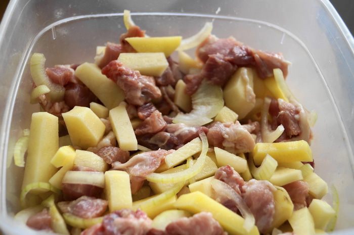 Пирог с мясом и картофелем под сыром