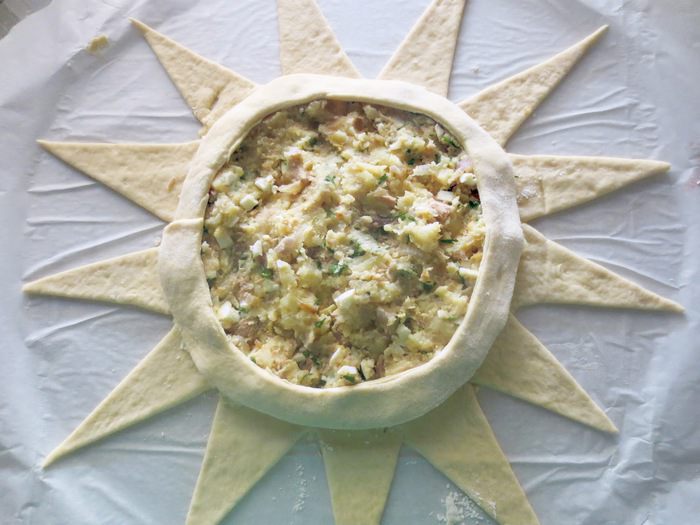 Пирог с начинкой (картошка, тунец, яйца, сыр, зелень)