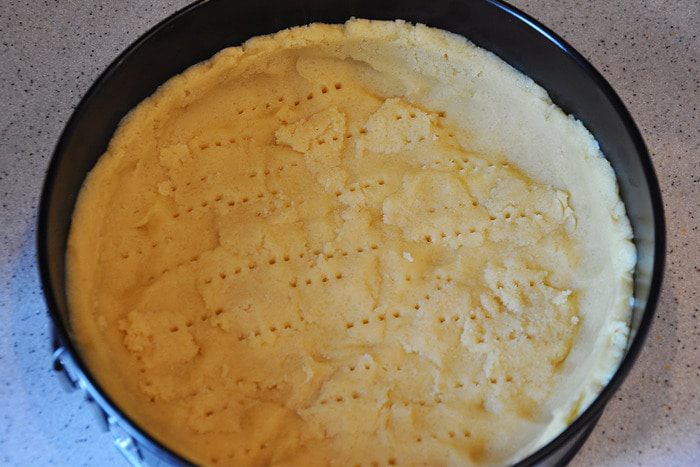 Английский яблочный пай с киви и меренгой