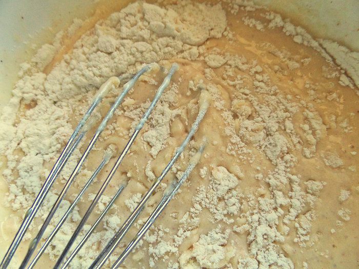 Панкейки кефирные с медом, бананом и сливками