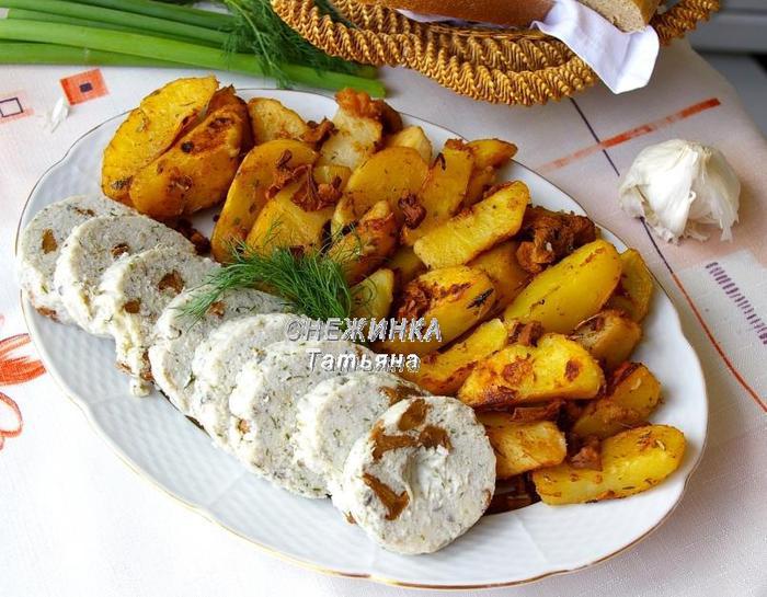 Рыбная колбаса с лисичками и картофелем «по-дачному»