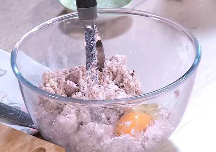 Мятные сырники с маслинами и сметанным соусом 