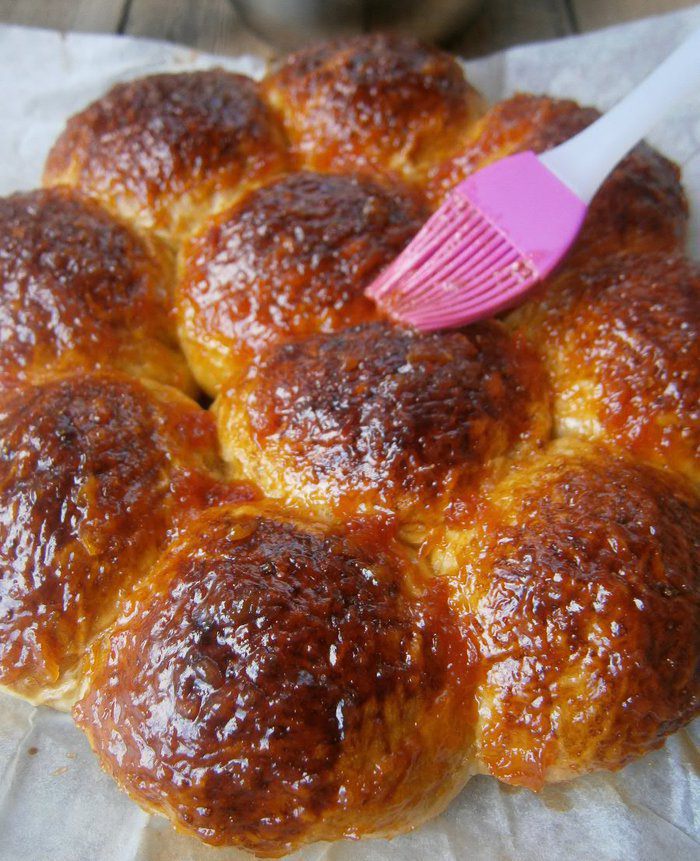 Булочки на фруктовом соке с персиковой глазурью