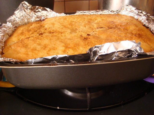 Шарлотка с яблоками и изюмом