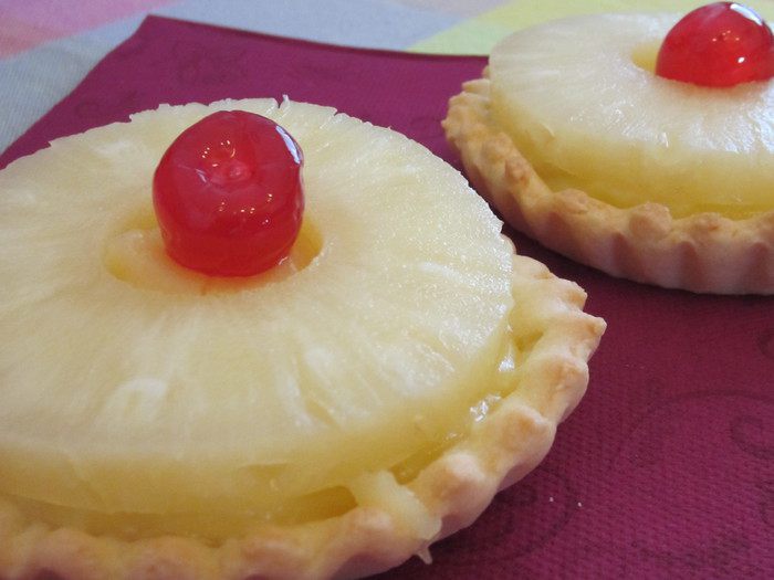 Корзинки с ананасами