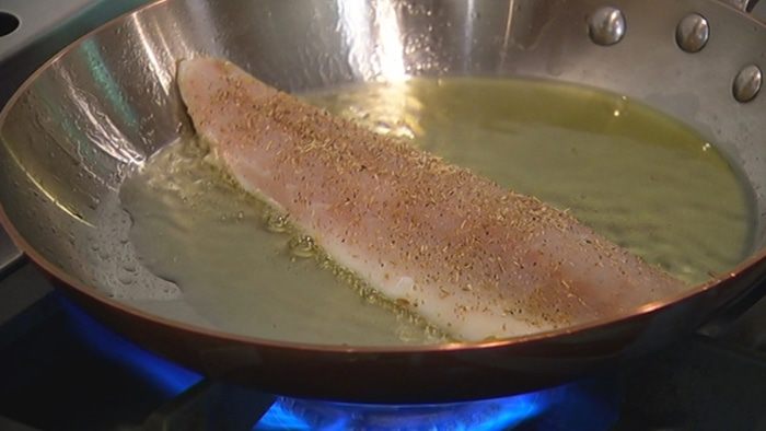 Бутерброд с белой рыбой и соусом из йогурта и каперсов 