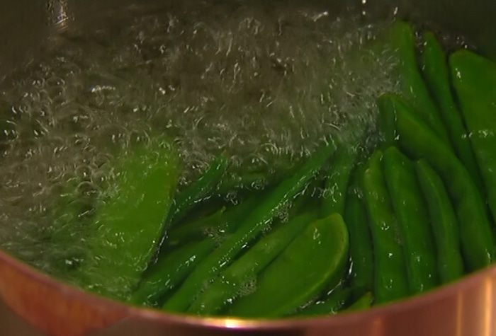 Салат из фасоли с руколой и маковой заправкой 