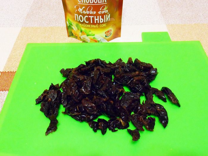 Салат «Анастасия» с грибами, орехами и черносливом