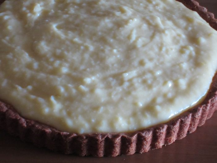 Кростата с клубникой и миндальным заварным кремом
