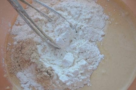 Имбирный кекс с черносливом под карамельным соусом 