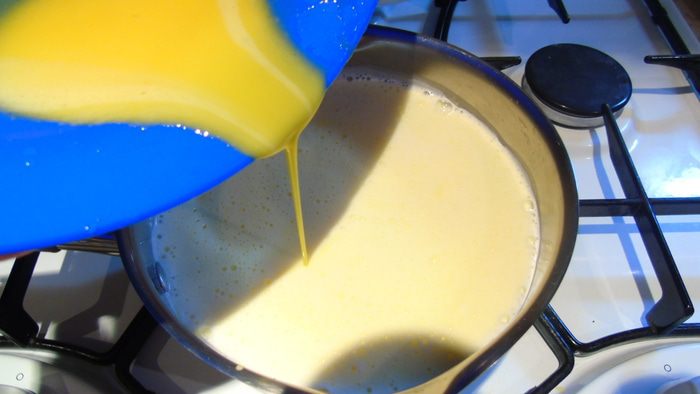 Блинный торт с заварным кремом и ягодами