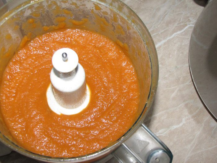 Пряный кетчуп с яблоками и карри