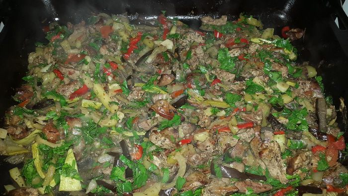 Куриная печень, запеченная с овощами