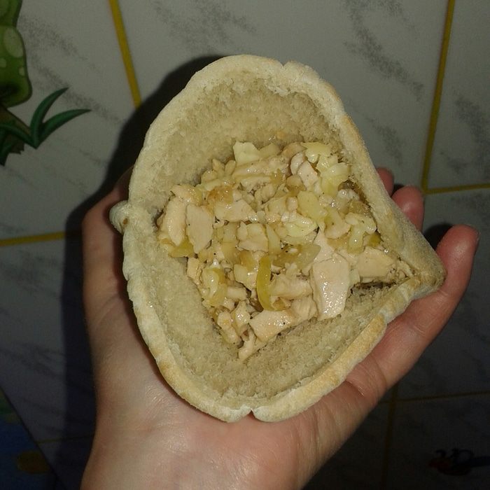Пита с начинкой из курицы и сыра
