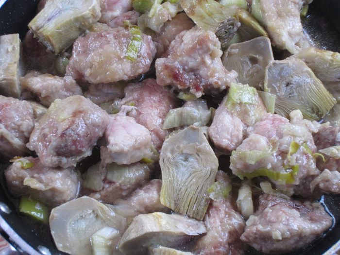 Свинина с артишоками и луком-пореем