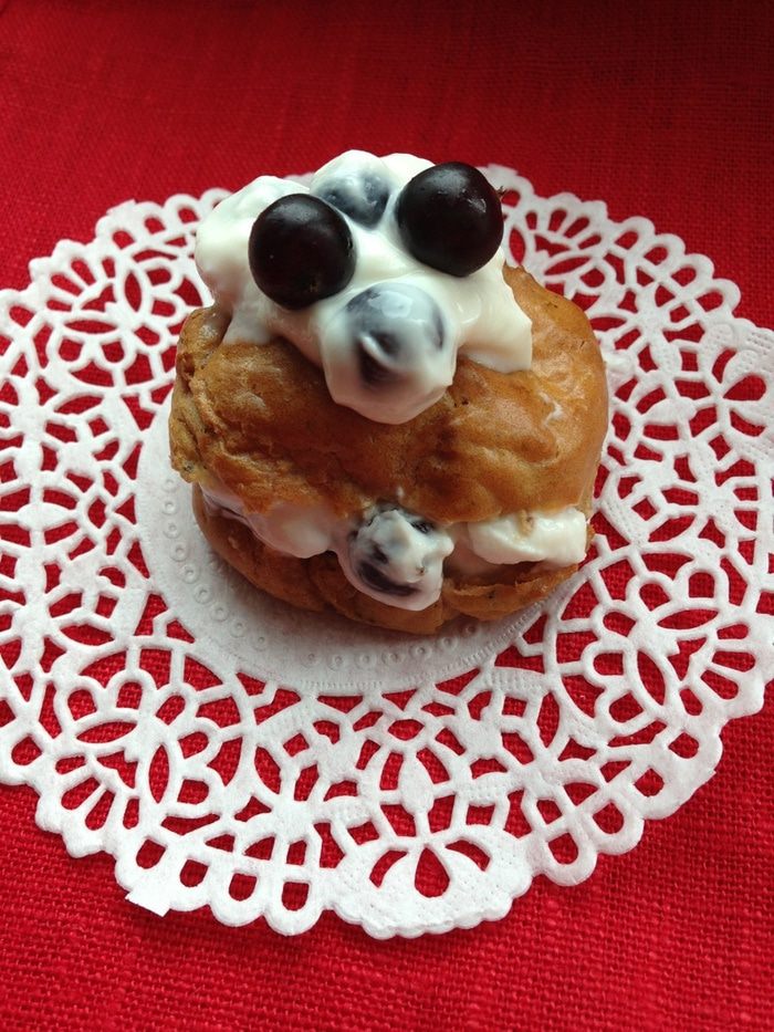 Клубничные профитроли с творожно-базиликовым кремом