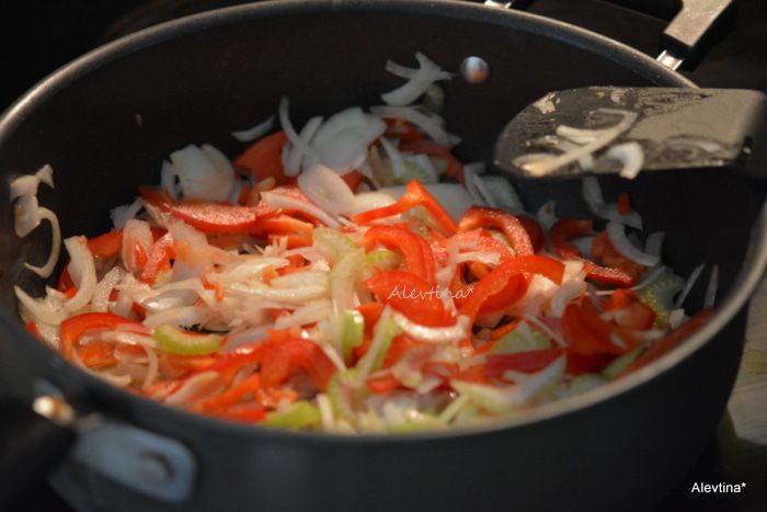 Нежная говядина с овощами под соусом