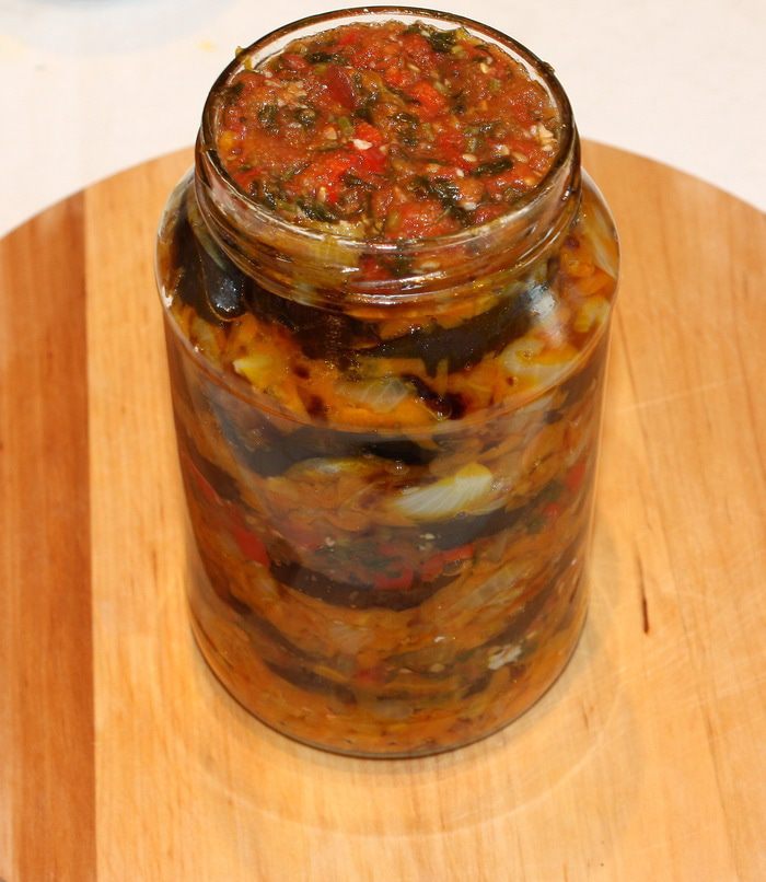 Консервированный салат из баклажанов с кабачками