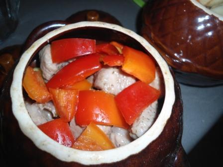 Мясо в соусе с овощами, томленое в горшочках