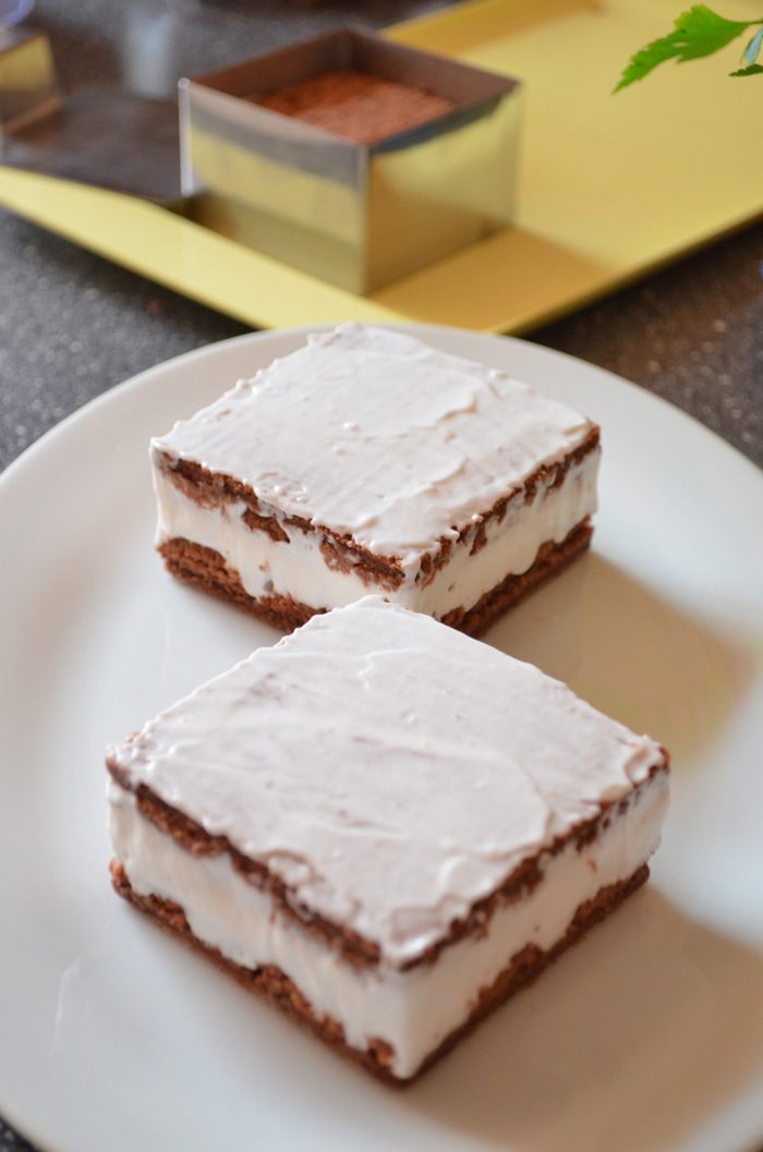 Тирамису с кокосовым муссом, малиновым желе и черникой