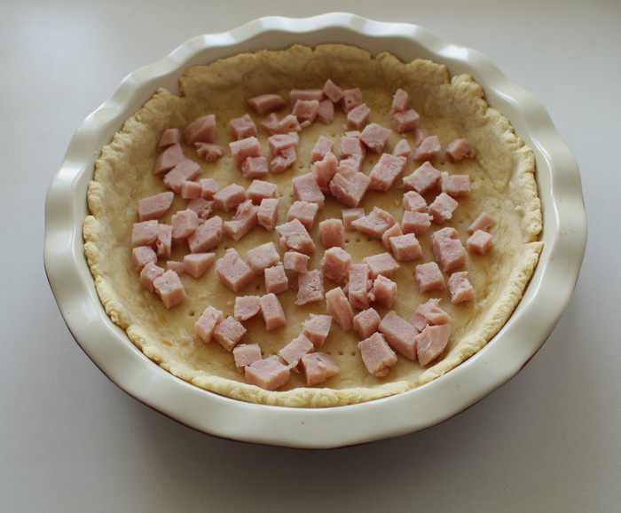 Киш с брокколи, ветчиной и помидорами