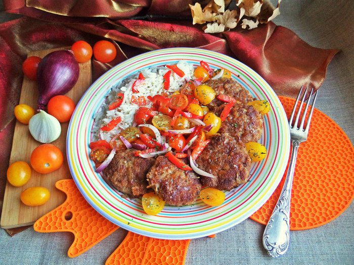 Котлеты с беконом, салатом и рисом