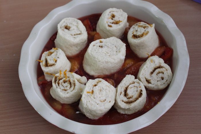Пирог со сливой и спиральками с корицей