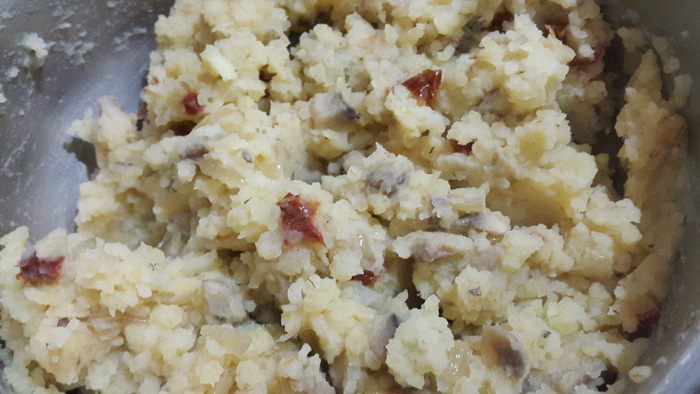 Картофельные биточки с булгуром, грибами и вялеными томатами