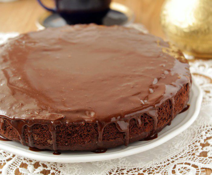 Шоколадный пирог с грушами и орехами